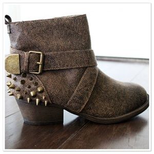 NEW 🎉 SPIKE HEEL ANKLE BOOT