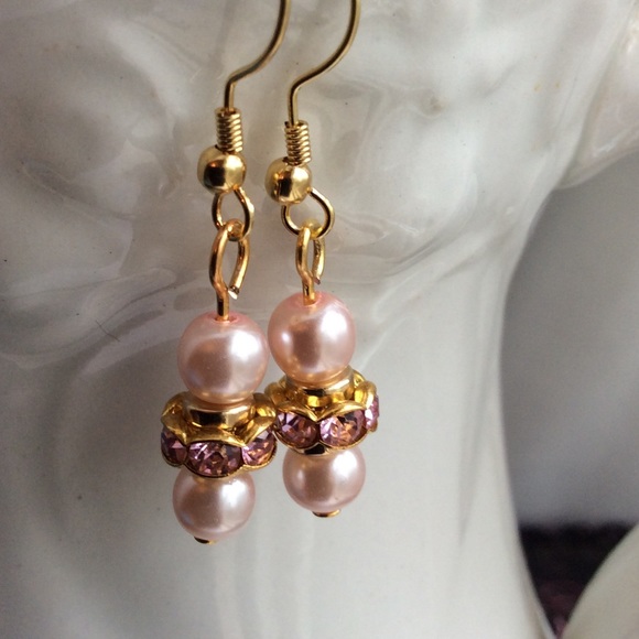 SOLD 🎉 PINK & GOLD PEARLY EARRINGS - Picture 2 of 2