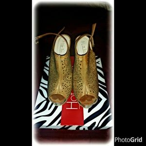 Tan leather sling backs with buckle. Chunky heel.