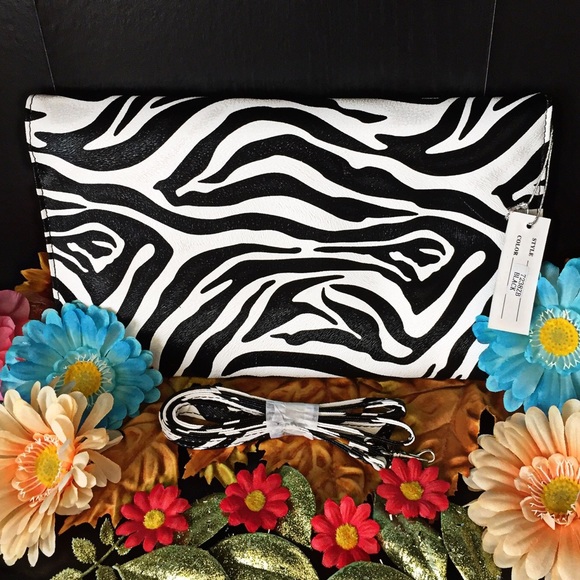 โ๏ธ๐ซSOLDโ๏ธClassic Zebra Confection Clutch - Picture 2 of 4