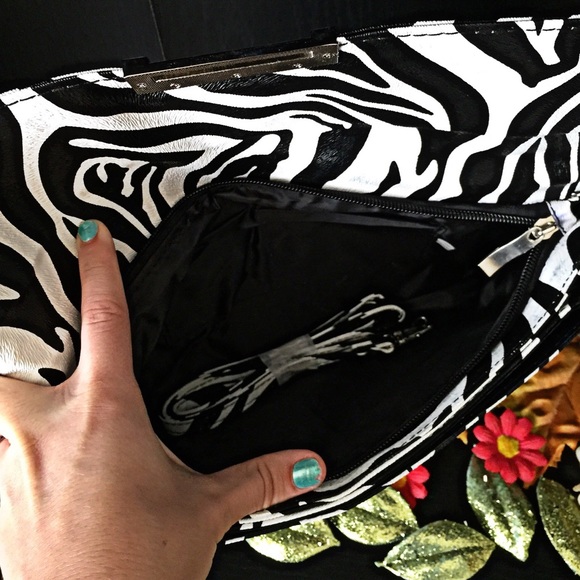 โ๏ธ๐ซSOLDโ๏ธClassic Zebra Confection Clutch - Picture 3 of 4