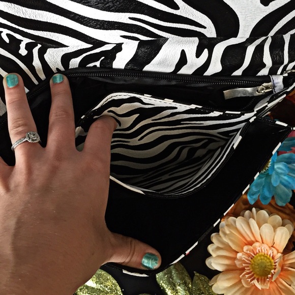 โ๏ธ๐ซSOLDโ๏ธClassic Zebra Confection Clutch - Picture 4 of 4