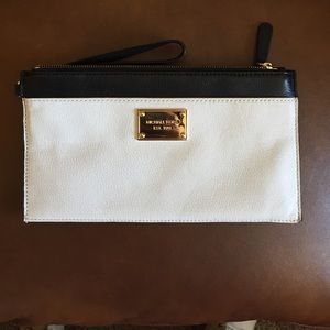 Im selling my authentic Michael Kors clutch