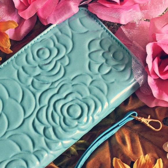 ❗️🚫SOLD❗️Minted Rose Embossed Wallet - Picture 2 of 3