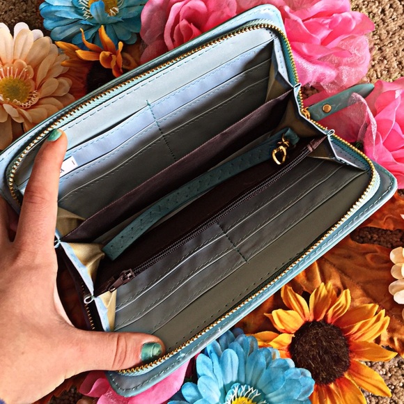 ❗️🚫SOLD❗️Minted Rose Embossed Wallet - Picture 3 of 3