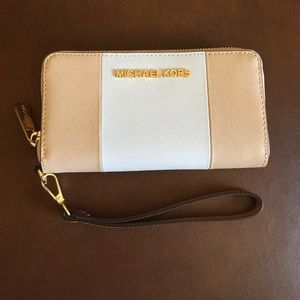 I'm selling my authentic Michael Kors clutch!