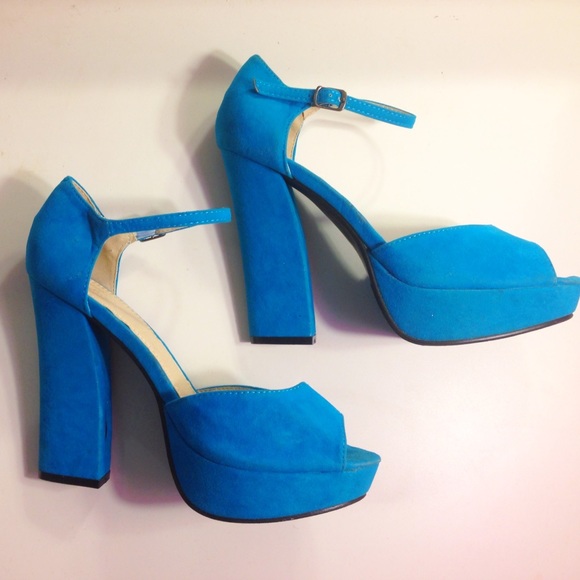🎉HP 5/6🎉 Blue peep toe heels