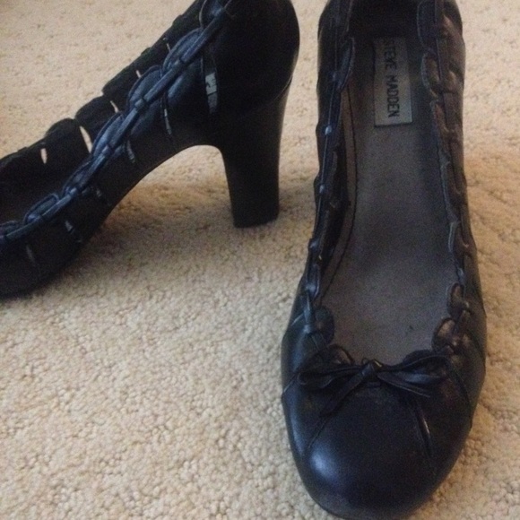 Steve Madden size 8 1/2, black leather bow heels