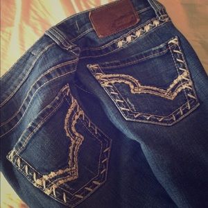 Sweet straight buckle jeans. Low rise