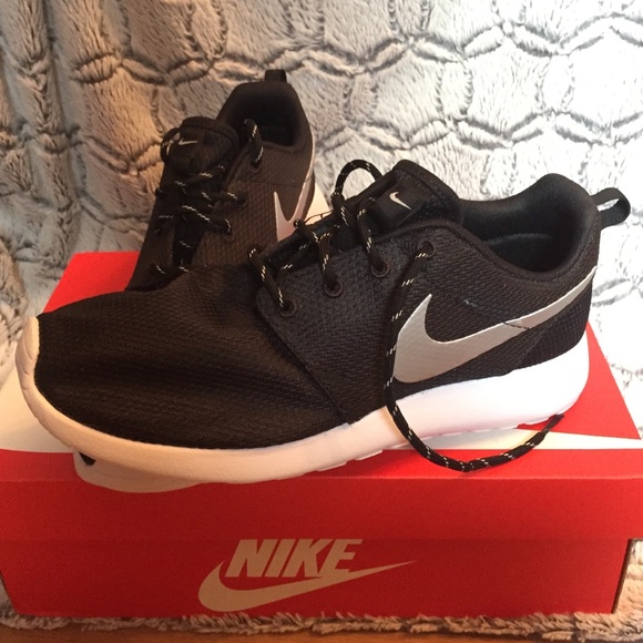 Size 10 Nike roshe runs! 💜
