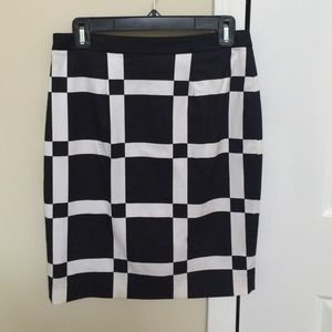 Black and white print skirt- petite