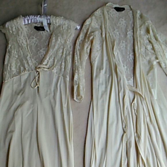 Gorgeous nylon sleeping gown with robe