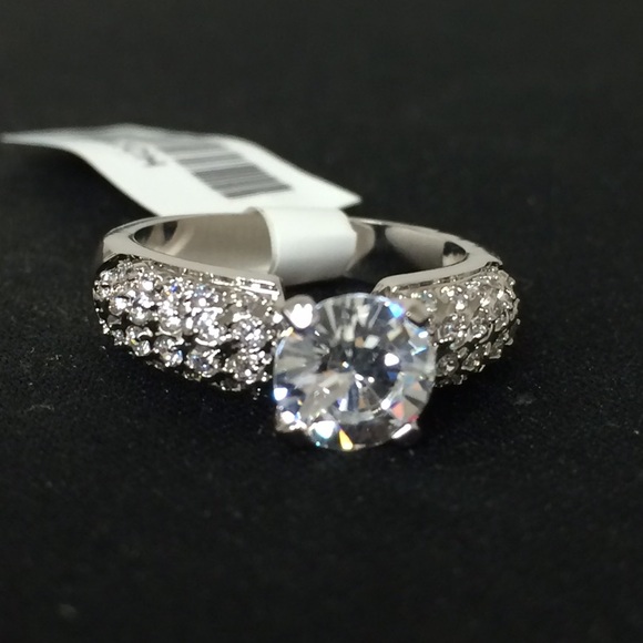 2 karat solitaire engaging style ring. - Picture 2 of 3