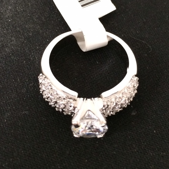 2 karat solitaire engaging style ring. - Picture 3 of 3