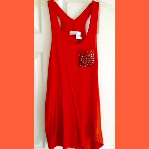 Newport News Tops - 💥PRICE DROP💥 Cute top with sequined front pocket