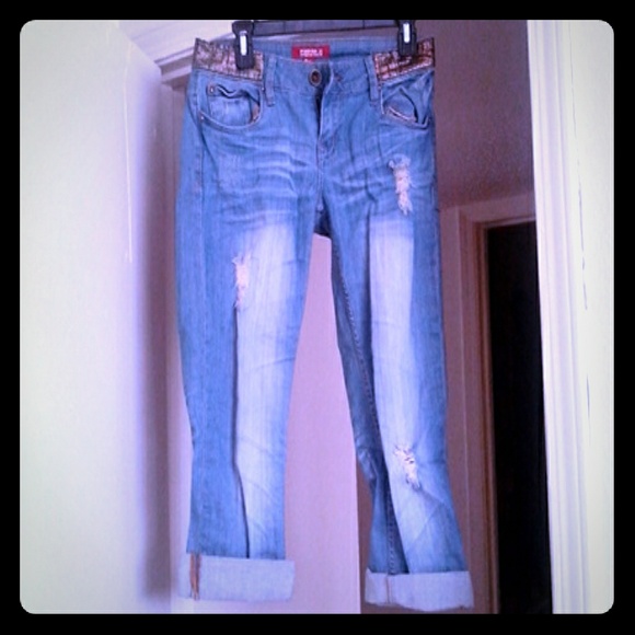 Distressed Jean Kapris - Picture 1 of 3