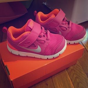 Nike toddler shoes size 7