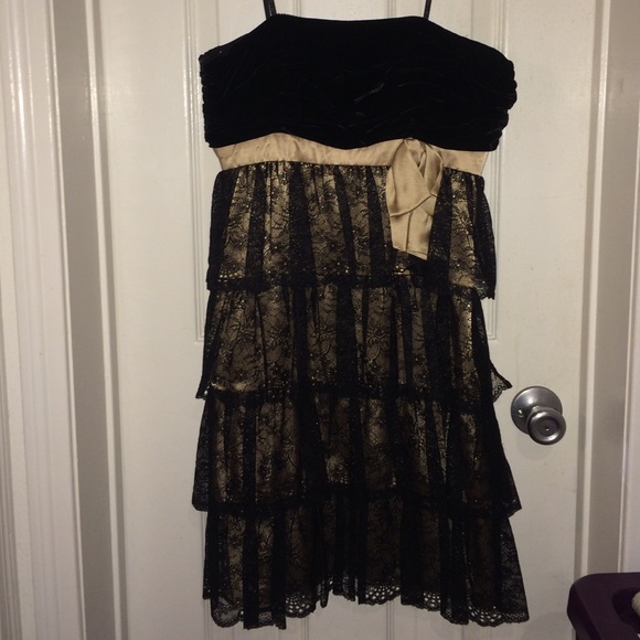 Laundry by Shelli Segal black lace cocktail dress