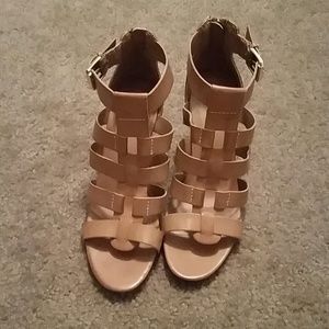 Merona size 7 light brown lattice front heel