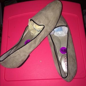 Me too gray and black flats