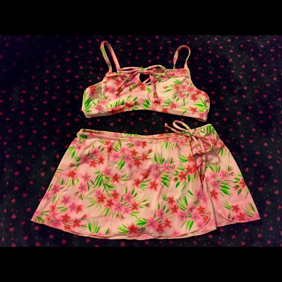 Beautiful bathing suit👙only use one to model.🌸🔆 - Picture 1 of 4