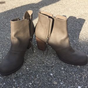 American Eagle grey Ankele Boots