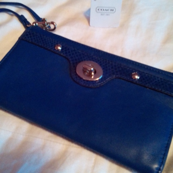 Coach Handbags - Coach Leather Wristlet