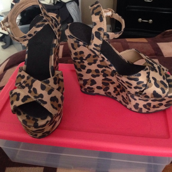 Leopard wedges size 5-1/2 from Target - Picture 3 of 3