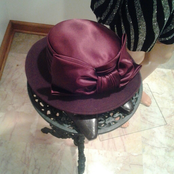Burgundy satin and wool hat with bow