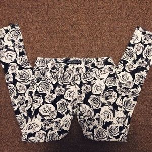 NWOT NICE BLACK N WHITE ROSES PRINTED JEANS