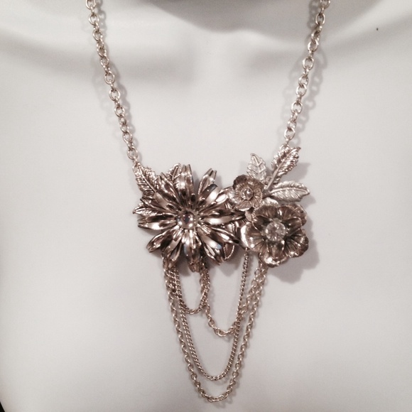 Jewelry - BOGO 50% Silver Flower Necklace
