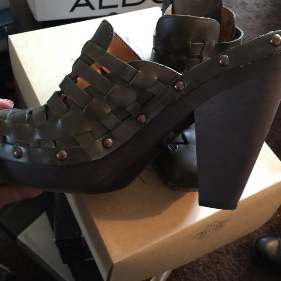 Clogs - Picture 3 of 4
