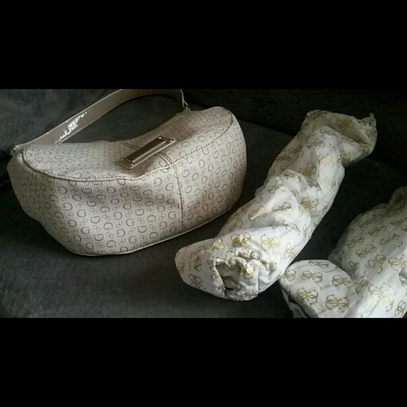 SOLD In Bundle!!☆Guess Shoulder Bag NWT☆☆ - Picture 3 of 3