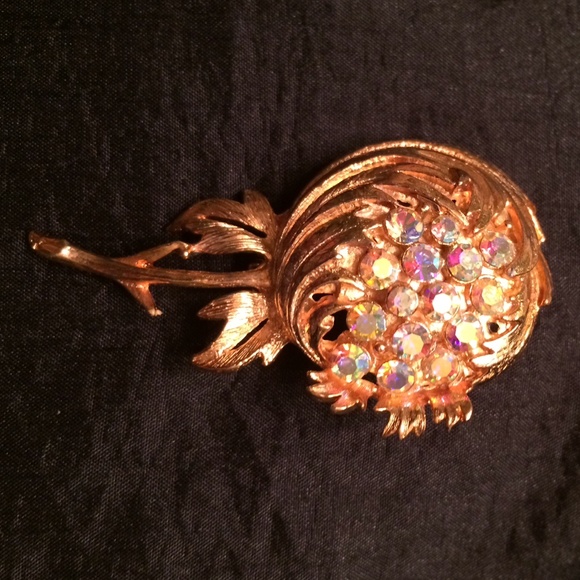 Gold tone Flower Brooch with Rhinestones, vintage