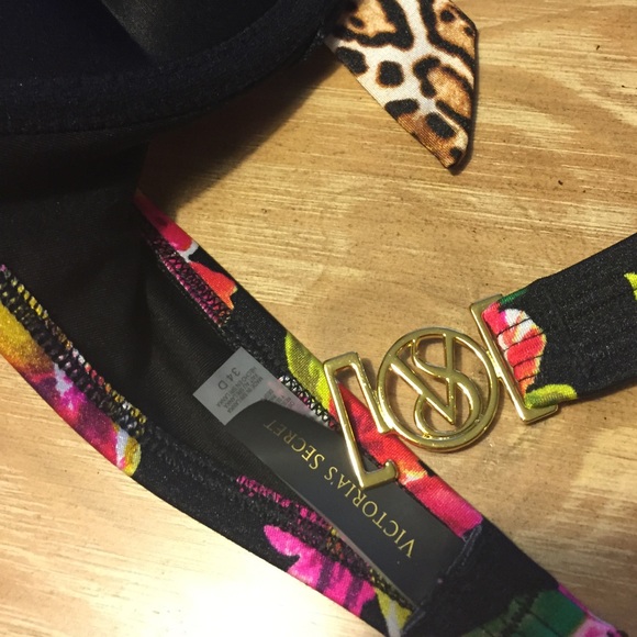 💥SOLD💥Victoria Secret Bikini top NWOT - Picture 3 of 3