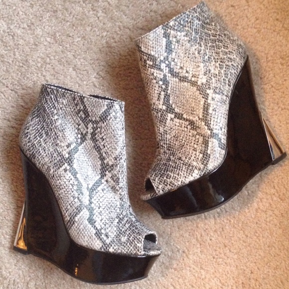 Liliana Shoes - 🆑Patent Leather Faux Snakeskin Peep Toe Booties