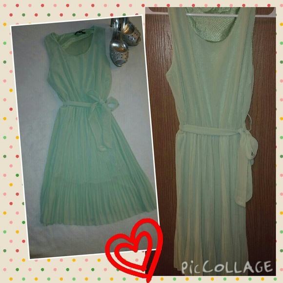 Elegant pleated sleeveless dress