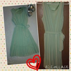 Elegant pleated sleeveless dress