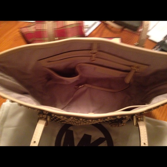 ⛔️SOLD⛔️Authentic Michael Kors small studded bag - Picture 3 of 3