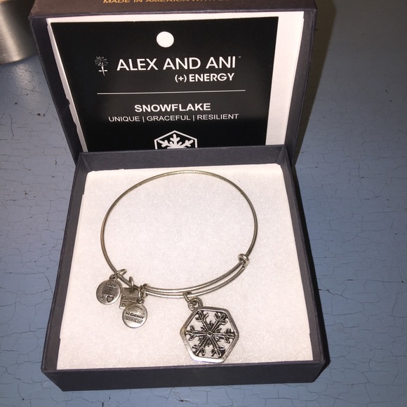 SOLD!! ☝️☝☝☝RETIRED Alex &Ani Snowflake