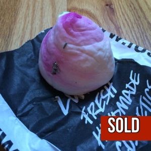 🚫traded🚫lush bath bomb type thing
