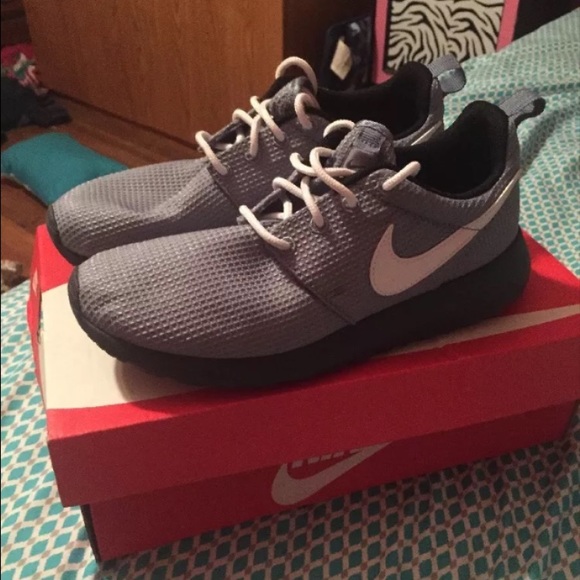 Nike Shoes - Nike Roshe Runs