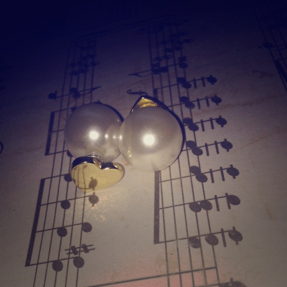 Pearl bauble earring | Heart drop