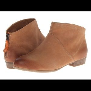New size 7.5 Aldo cognac ankle boot
