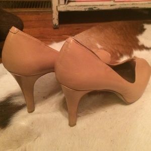 Nine West nude leather pumps