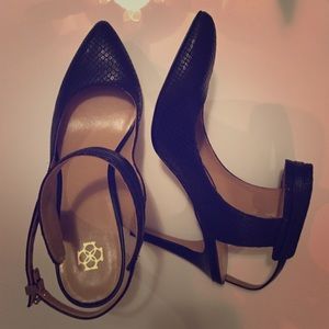 Pretty Ann Taylor classic leather upper heels