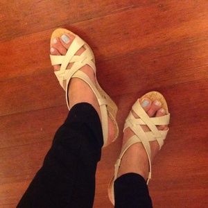 New Guess sandals nude sz7