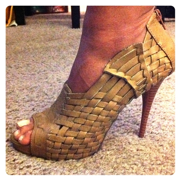 Shoe dazzle woven tan heels
