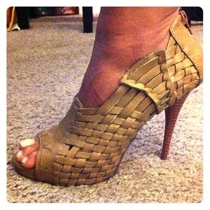 Shoe dazzle woven tan heels