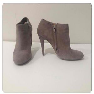 Cute Aldo booties in suede.